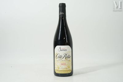 une bouteille de vin posée sur une table