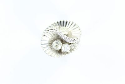 une petite fleur blanche avec un cœur en forme de losange sur un fond blanc