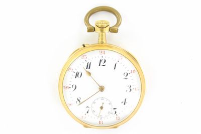 gros plan d'une montre de poche en or sur fond blanc