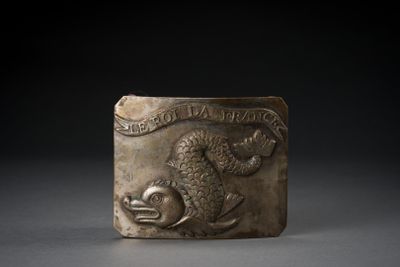 une image représentant une boucle de ceinture en bronze ornée d'un ours et d'un poisson