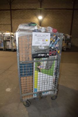 un chariot contenant de nombreux cartons dans un entrepôt