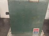 an old machine that is sitting on the floor