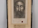 un dessin en noir et blanc représentant le visage d'un homme, dans un cadre