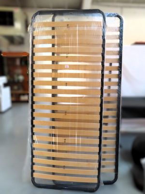 une chaise en bois emballée dans du plastique et posée sur une table
