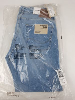 un gros plan sur un jean bleu emballé dans du plastique