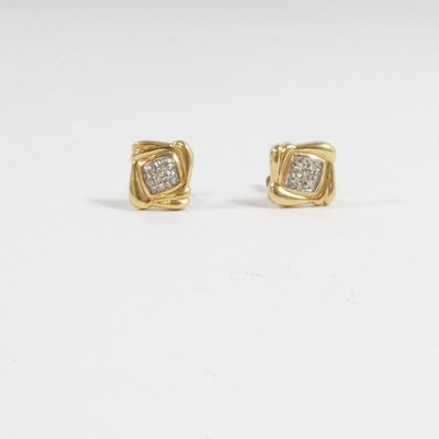 une paire de boucles d'oreilles en or et diamants sur fond blanc