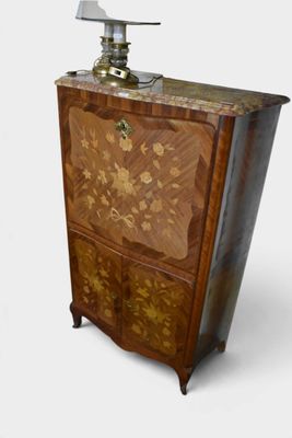 une petite armoire surmontée d'une lampe