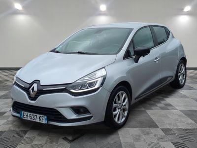 une voiture argentée garée sur le sol en damier d'un garage