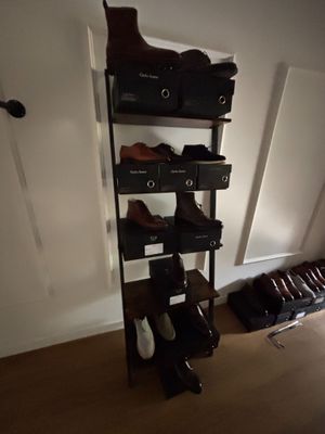 de nombreuses paires de chaussures posées sur une étagère dans une pièce