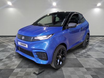 une voiture bleue garée dans un garage au sol en damier