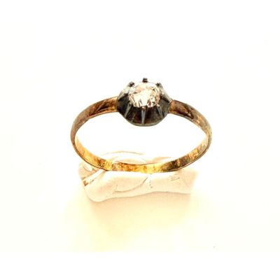une image d'une bague en diamant sur fond blanc