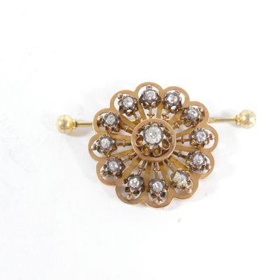 une image d'une broche en or et diamants sur fond blanc