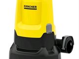 une pompe à eau électrique jaune et noire sur fond blanc