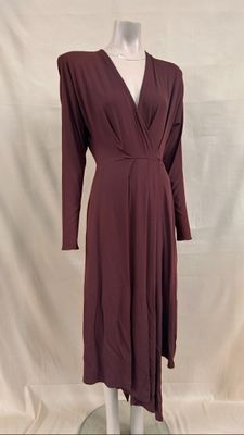 robe portefeuille violette sur un mannequin, sur fond blanc
