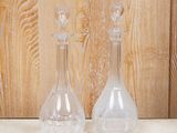 deux vases en verre transparent posés sur une table