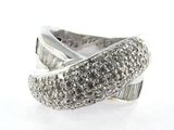 bague en argent ornée de pierres noires et blanches sur fond blanc