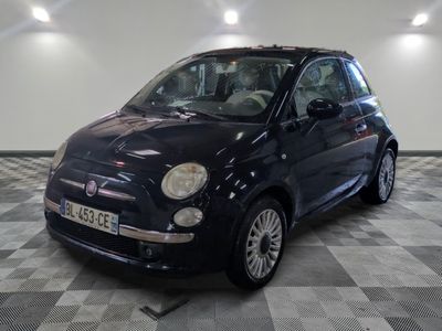 la petite voiture noire est garée sur un carrelage à carreaux