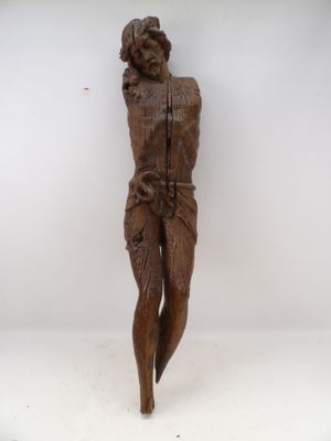statue d'une femme tenant une fleur à la main