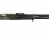 un fusil sur fond blanc, avec un fond blanc et un fond blanc