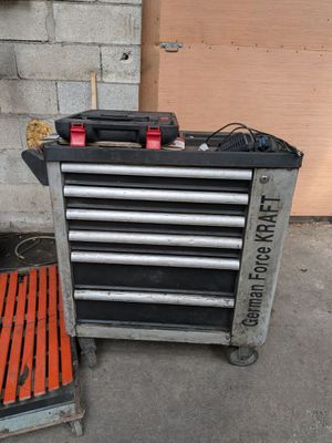 une image représentant un coffre à outils et une boîte à outils