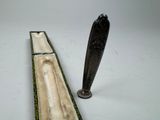un couteau et une cuillère posés l'un à côté de l'autre sur une table