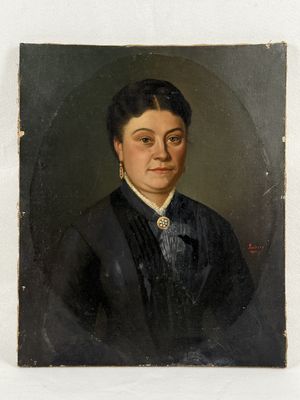 portrait d'une femme en robe noire à col blanc
