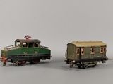 deux petits trains miniatures posés l'un à côté de l'autre sur une surface grise