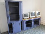 une armoire bleue sur laquelle sont posés deux écrans d'ordinateur