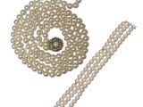 un gros plan sur un collier et un bracelet ornés de perles