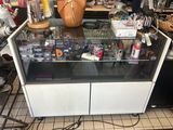 une vitrine remplie d'objets divers dans un magasin