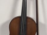 un violon et un archet posés sur une table bleue