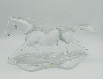 figurine en verre transparent représentant un cheval au galop sur fond blanc