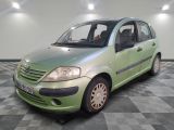 la photo d'une voiture verte garée dans un garage