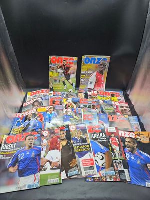 beaucoup de magazines posés sur une chaise, à l'intérieur d'une chaise