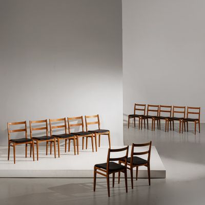 Plusieurs chaises sont alignées sur une estrade blanche dans une pièce
