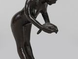statue représentant un homme penché en avant, les mains posées sur les genoux