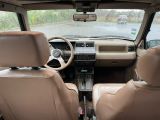une vue de l'intérieur d'une voiture depuis le siège du conducteur