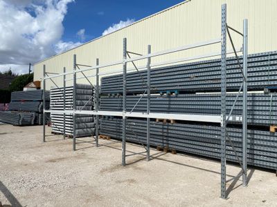 Un lot de 3 colonnes de racks à palettes moyen porteur Travh…