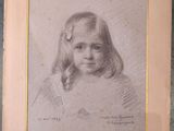 un dessin représentant une petite fille aux cheveux longs, avec un nœud sur la tête