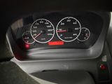 un gros plan sur le compteur de vitesse du tableau de bord d'une voiture