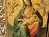 une image d'un tableau représentant une femme tenant un enfant dans ses bras