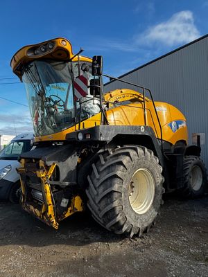un tracteur garé devant un bâtiment