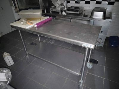 une cuisine équipée d'une table en acier inoxydable