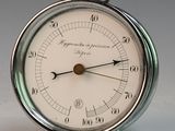 une horloge en argent avec un cadran blanc et des chiffres