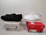 deux paires de chaussures posées sur une boîte