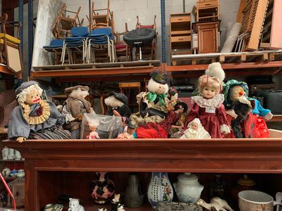 Lot de poupées et divers