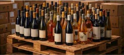 de nombreuses bouteilles de vin posées sur une palette en bois