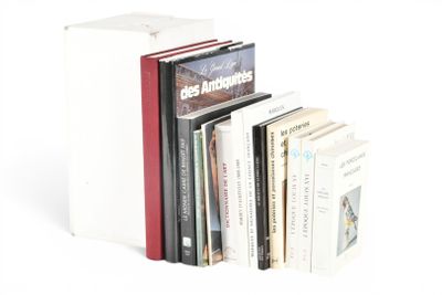 plusieurs livres sont empilés sur une surface blanche
