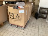 une boîte posée sur un chariot au milieu d'une pièce
