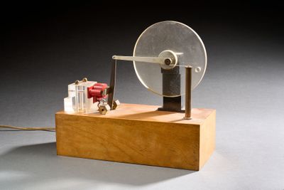 une petite machine posée sur un bloc de bois